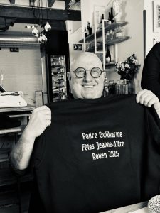 Padre Guilherme, prêtre DJ avec un tshirt "Fêtes Jeanne-d'Arc Rouen 2026"